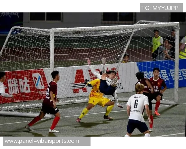 足球比赛时的激情瞬间与战术博弈揭示了团队合作的重要性与运动员的拼搏精神 足球比赛时的激情瞬间与战术博弈揭示了团队合作的重要性与运动员的拼搏精神